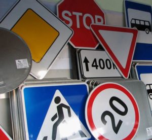 В какой компании лучше покупать дорожные знаки?